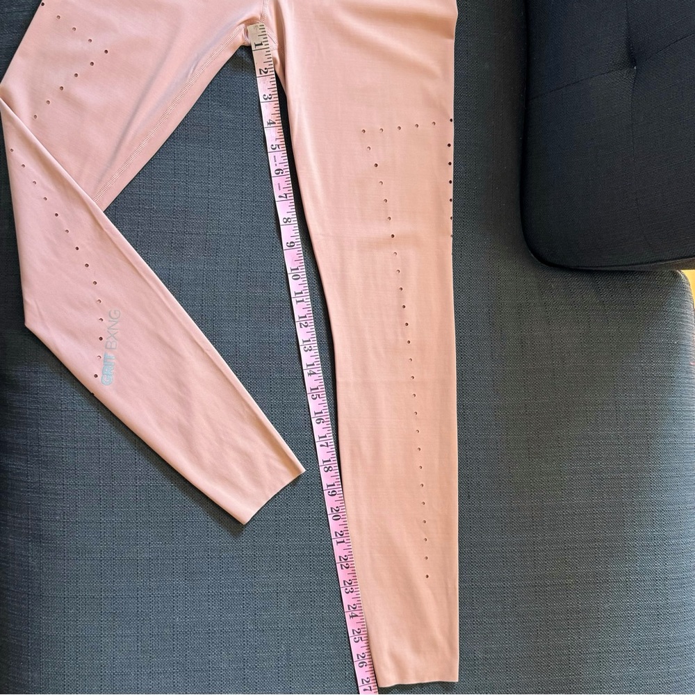 Varley ‘Boden’ Laser Cut Leggings in ‘Cameo’ Peach Pink Size Small - Picture 13 of 16